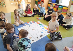 Dziewczynka ukłda kod