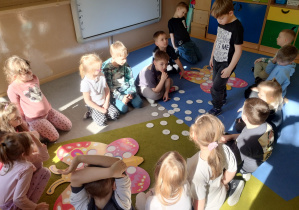 Dzieci rozwiązują zadania matetatyczne