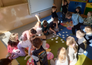 Dzieci rozwiązują zadania matetatyczne