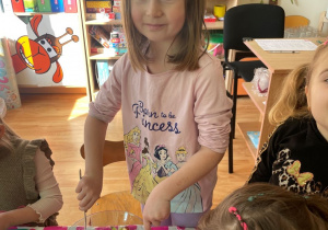 Dziewczynka miesza sałatkę