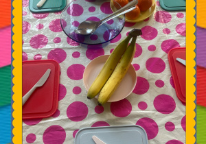 Stół z owocami i deskami do krojenia owoców