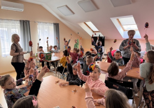 Dzieci współpracują z seniorami