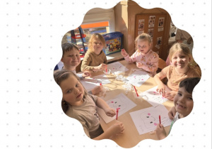 Dzieci wykonują pracę plastyczną