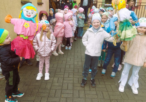 Dzieci stoją ustawione w korowodzie z Marzanną