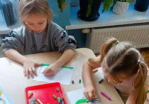 Dzieci malują wiosnę pastelami olejnymi