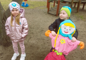 Chłopiec trzyma Marzannę