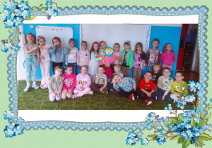 Dzieci pozują do zdjęcia grupowego z Marzanną