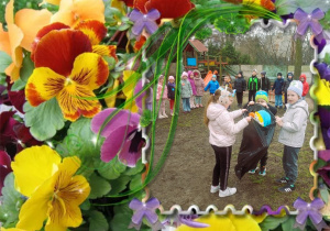 Dzieci wkładają Marzannę do worka