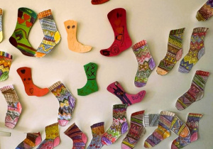 Pokolorowane przez dzieci papierowe skarpetki