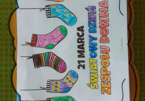 Praca plastyczna z pokolorowanymi skarpetkami