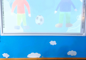 Dzieci oglądają film edukacyjny o Zespole Downa