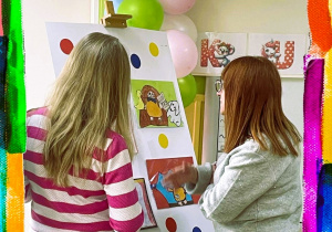 Komisja ogląda prace konkursowe