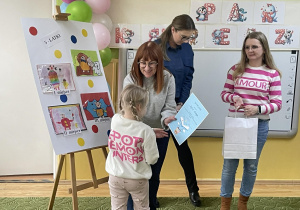 Pani Dyrektor wręcza dzieciom dyplomy i nagrody
