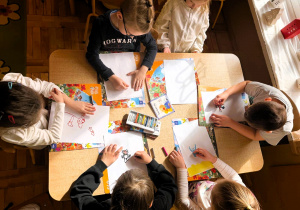 Dzieci malują prace konkursowe