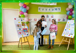 Pani Dyrektor wręcza dzieciom dyplomy i nagrody