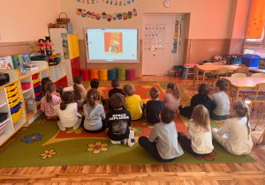 Dzieci słuchają słuchowiska "Pan Kuleczka"