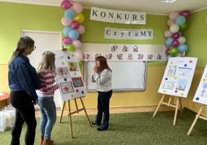 Komisja ogląda prace konkursowe