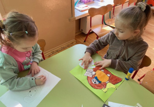 Dzieci malują prace konkursowe