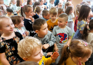 Dzieci tańczą do akompaniamentu gitary elektrycznej