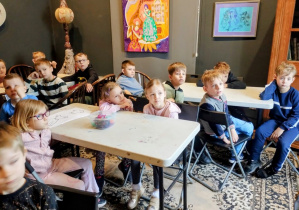 Dzieci słuchają Panią Kustosz