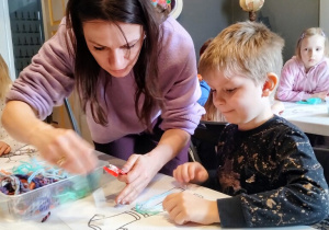 Chłopiec pracuje z Panią Kustosz