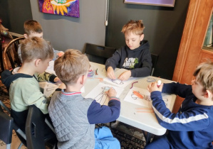 Chłopcy projektują ubrania