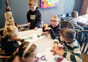 Dzieci oglądają swoje ukończone prace