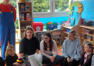 Uczniowie ZSZ nr 1 opowiadają przedszkolakom o pracy mechanika samochodowego