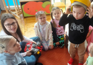 Uczniowie ZSZ nr 1 opowiadają przedszkolakom o pracy mechanika samochodowego