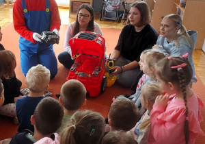Uczniowie ZSZ nr 1 opowiadają przedszkolakom o pracy mechanika samochodowego