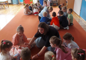 Dzieci współpracują w zespołach w czasie zajęć dotyczących pracy mechanika