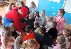 Uczniowie ZSZ nr 1 opowiadają przedszkolakom o pracy mechanika samochodowego