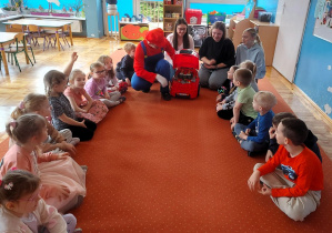 Uczniowie ZSZ nr 1 opowiadają przedszkolakom o pracy mechanika samochodowego