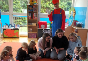 Uczniowie ZSZ nr 1 opowiadają przedszkolakom o pracy mechanika samochodowego