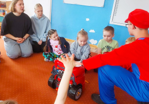 Uczniowie ZSZ nr 1 opowiadają przedszkolakom o pracy mechanika samochodowego