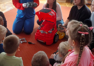 Uczniowie ZSZ nr 1 opowiadają przedszkolakom o pracy mechanika samochodowego