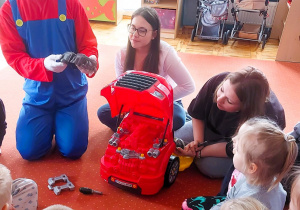 Uczniowie ZSZ nr 1 opowiadają przedszkolakom o pracy mechanika samochodowego