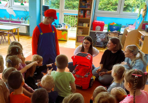 Uczniowie ZSZ nr 1 opowiadają przedszkolakom o pracy mechanika samochodowego