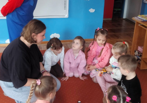 Dziewczynka skręca elementy plastikowego samochodu