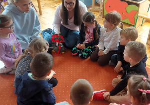 Dzieci w trakcie zajęcia dotyczącego pracy mechanika