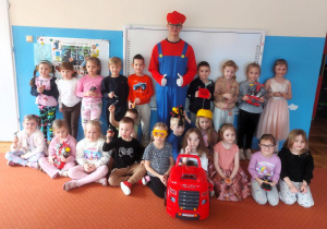 Dzieci pozują do zdjęcia grupowego z Super Mario