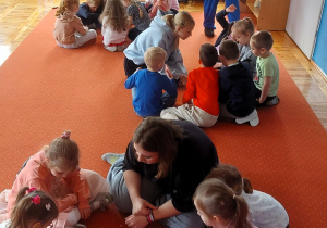 Dzieci współpracują w zespołach w czasie zajęć dotyczących pracy mechanika