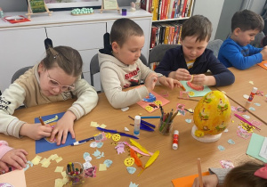 Dzieci wykonują karty wielkanocne