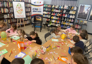 Dzieci wykonują karty wielkanocne