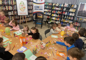 Dzieci wykonują karty wielkanocne