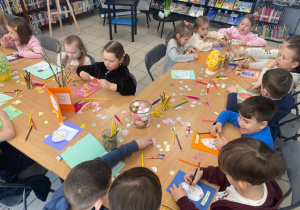 Dzieci wykonują karty wielkanocne