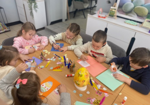 Dzieci wykonują karty wielkanocne