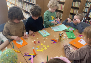 Dzieci wykonują karty wielkanocne