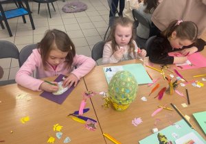 Dzieci wykonują karty wielkanocne