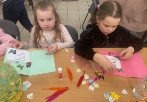 Dzieci wykonują karty wielkanocne